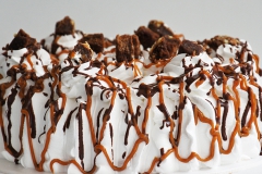 Postre de brownies, helados y caramelo, cubierto de merengue
