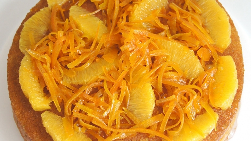 Pudín de naranja decorado con naranja confitada