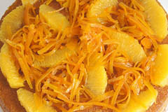 Pudín de naranja decorado con naranja confitada